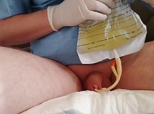 Filling the bladder with one's own urine through a catheter