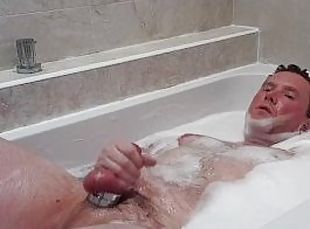 Join me in the bath and masturbate with me.