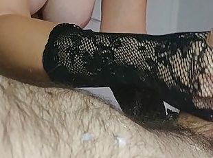 amatrice salope branle une belle bite pleine de sperme avec des gants en dentelle