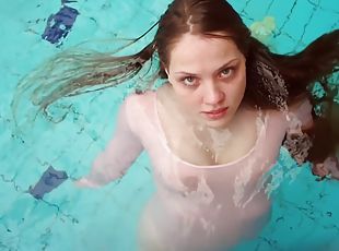 Redhead Simonna Showing Her Body Underwater