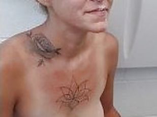 amatør, blowjob, cumshot, milf, trekant, dobbel, facial, søt, tattoo