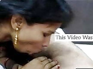 Today Exclusive- Desi Cheating Wife Sucking L...