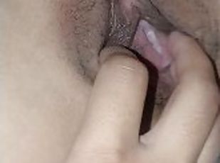 TEEN PINAY MALIBOG NAG PA FINGER AT KANTOT SA TITO, WET CREAMY PUSSY