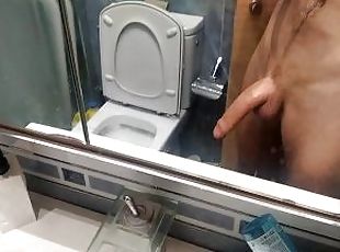 Enorme Polla Llena de Lefa Después de Masturbarse hace Pis en el Baño