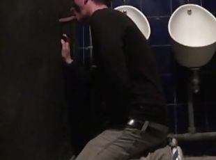 jeune gay suce un hetero dans des glory holes dans des toilettes