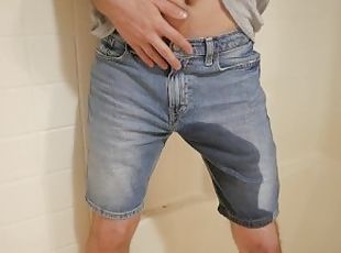 Soaked my Shorts. Pissing in my Pants!