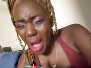 SEXY BURPING GURL SINGS JAMAICAN DANCEHALL KAROKE WHILE DRINKING!!!