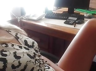 gros-nichons, clito, masturbation, bureau-office, chatte-pussy, secrétaire, maigre, amateur, doigtage, blonde