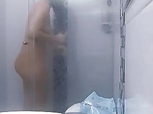 chica es grabada en la ducha por una camara escondida, joven grabada en secreto