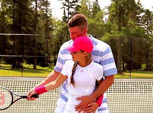 Sporty ass chick gets laid on the tennis court