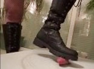 French Perverse teste ses nouvelles bottes militaires et donne  boire  son soumis puis POV