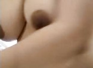 video casero de latina amateur de universitaria en el baño. tetas naturales