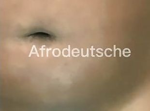 Afrodeutsche spielt mit sich selbst im Aufzug