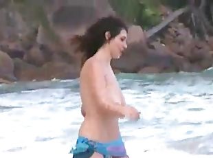 Bouncing titties at the beach