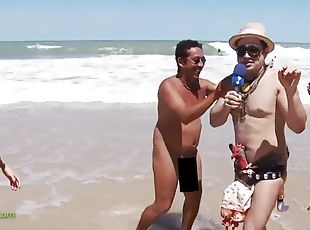 Juju salimeni e nicole bahls na praia de nudismo
