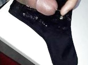 Me masturbo sobre la ropa interior de mi madrastra mientras miro porno