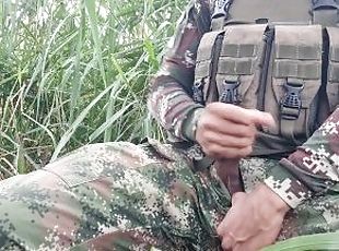 Militar colombiano, su semen es abundante, esta de guardia y no duda en masturbarce