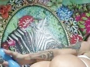 Morena tatuada con tetas grandes se masturba con dildo azul. Medusa