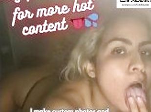 Latina rubia y caliente se masturba mientras cuenta su mejor experiencia lesbica